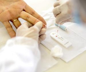 Brasil teve queda de casos nas últimas semanas, mas quadro ainda é elevado