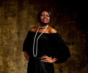 Áurea Martins dá voz ao rapper Projota em álbum, "Senhora das folhas", com cantos de rezadeiras