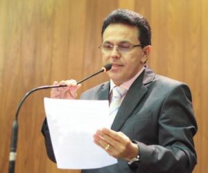 Zé Santana reclama da péssima qualidade da energia elétrica no Piauí