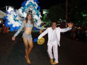 Desfile das escolas de samba agitam último dia de carnaval em Floriano