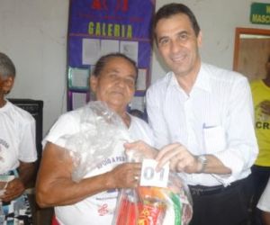 Prefeitura de Floriano distribui cestas básicas para famílias assistidas pelo CRAS