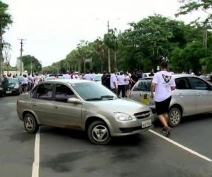 Carro é atingido por tiro durante manifestação dos motoristas por aplicativo em Teresina