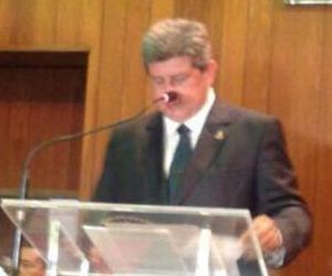 Governador foi recebido com aplausos ao chegar ao Legislativo