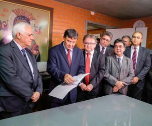 Governador diz que reforma administrativa evitará atraso de salários