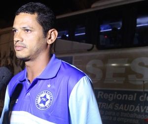 Luciano critica "arbitragem vexatória" e mantém foco do Azulino no estadual