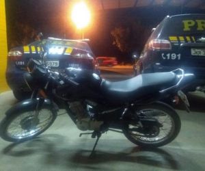 PRF recupera motocicleta roubada no município de Floriano/PI