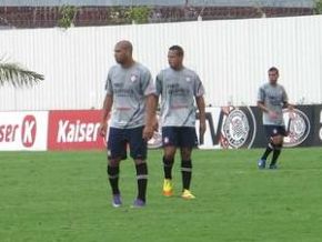 Após melhora física, Adriano treina bem e pode voltar no sábado
