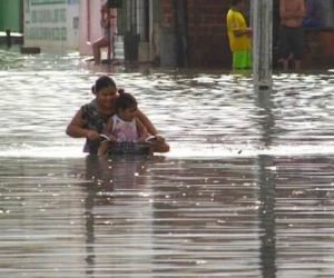 Chuva causa alagamentos e rua vira piscinão em Parnaíba
