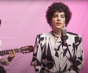 Céu rebobina músicas dos cinco álbuns de estúdio em versões de voz e violão