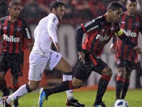 Atlético-PR vence, sai da lanterna e complica a situação do Santos