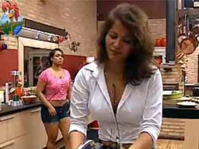 Peoas cantam Pitty enquanto limpam a cozinha