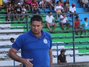 Com um jogador a menos, Pinheiro comemora empate fora de casa
