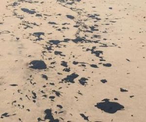 Semar interdita praia de Atalaia com o aparecimento de novas manchas