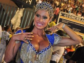 Gracyanne Barbosa arranca suspiros com decote