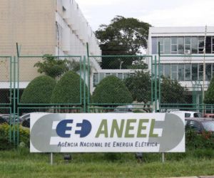 Conta de luz seguirá com bandeira vermelha patamar 2 em setembro, diz Aneel