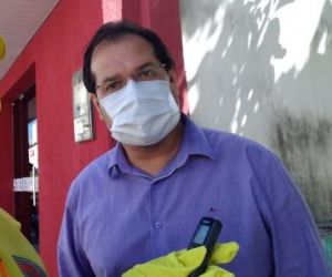 Trânsito em uma rua de Floriano passa por mudança