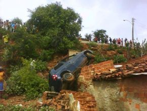 Corsa derrapa e cai em cima de residência em Picos