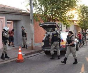 Homem decapita colega e carrega cabeça da vítima pela rua