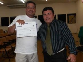 Mototaxistas recebem certificado de conclusão de curso