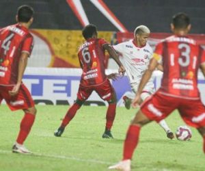 Náutico sofre empate do CRB no fim, mas segue líder e invicto da Série B