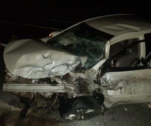 Acidente entre dois carros e uma carreta deixa um morto e cinco feridos na BR-407