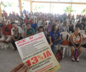 Servidores da Educação aceitam reajuste parcelado e encerram greve