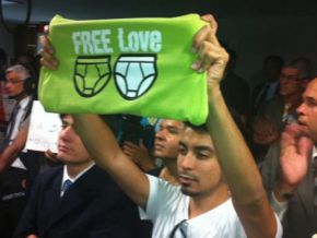 Projeto que criminaliza homofobia provoca bate-boca no Senado