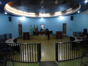 Vergonha: Metade dos vereadores falta à sessão da Câmara de Floriano