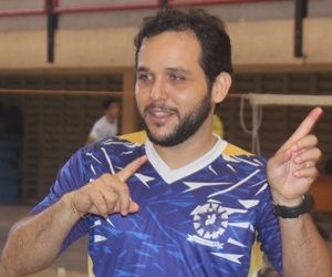 Estreante, árbitro do badminton revela aflição: "Decidimos por milímetros"