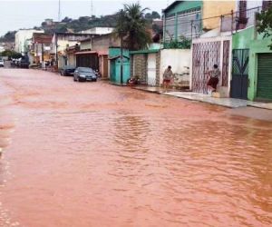 Chuva forte causa alagamento nas ruas do Centro de Picos