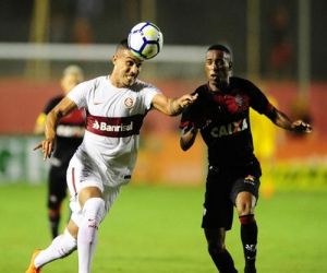 Em jogo eletrizante, Inter bate o Vitória com novo gol nos acréscimos