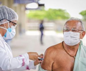 Prefeito de Teresina recebe primeira dose de vacina contra a Covid-19
