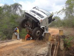 Caminhão fica inclinado após desabamento de ponte na zona rural de Floriano