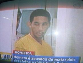 Homem é acusado de assassinato, mãe o defende e é presa