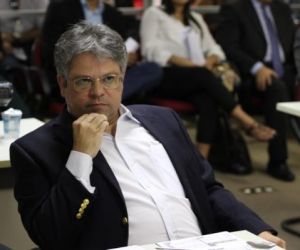 Gustavo Neiva denuncia paralisação de obras no interior