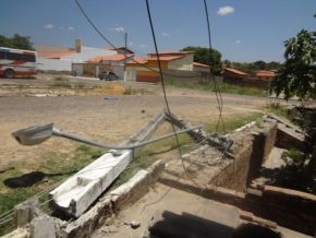Caminhão provoca incidente no bairro Tiberão