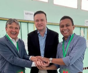 Deputado Dr. Francisco Costa recebe medalha do Hospital Universitário