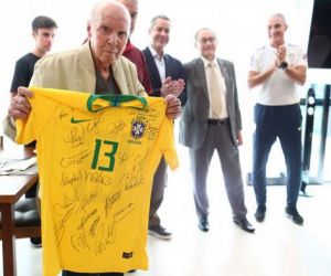 Zagallo visita a Granja Comary e bate papo com Tite e comissão técnica