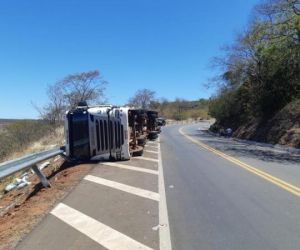 Carreta com 38 toneladas de ração tomba em Picos