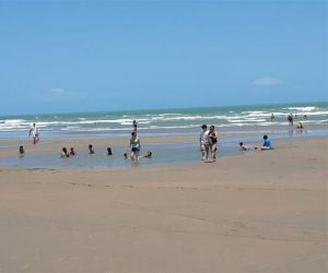 Turistas ignoram orientação do governo e tomam banho na praia de Atalaia