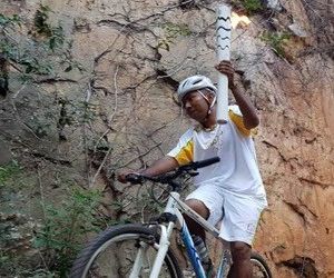 Tocha olímpica passeia de bike em sítio arqueológico de 55 anos