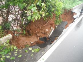 Chuva abre buraco na pista que liga Floriano à Itaueira
