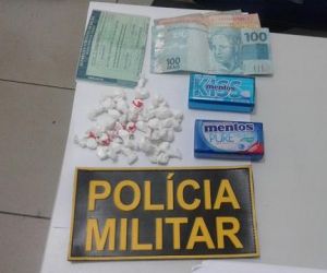 PM apreende suspeito de tráfico de drogas com 27 papelotes de cocaína
