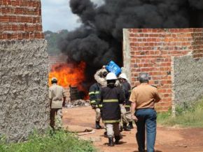 Incêndio em depósito de combustível provoca duas explosões