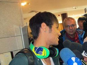 Neymar chega à Polônia e valoriza Kaká: 'Vai ser legal. Pode ajudar muito'