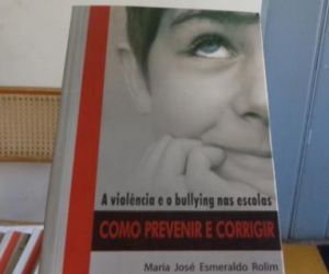 Lançado em Floriano o livro "A violência e o bullying nas escolas: Como prevenir e corrigir"
