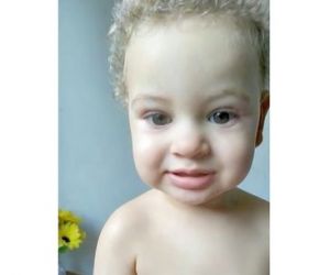 Mãe cai com bebê ao descer de ônibus e criança morre atropelada