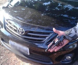 Menores assaltam policial civil em posto de gasolina e levam carro