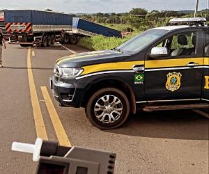 Caminhoneiro sofre acidente e é preso por dirigir embriagado, em Elesbão Veloso