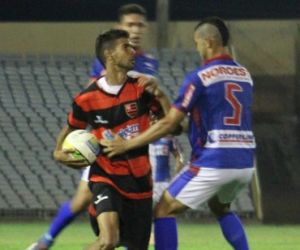 Augusto ataca arbitragem na derrota e ironiza: "Palmas. Decidiram o jogo"